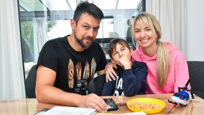 Bild: Petra Hartl
Familie Schuh aus Schäflohe: Links Papa Marco (45), Franz (6) und Mama Lisa (35). Xaver (9) fehlt, er ist gerade in der Schule.