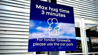 Bild: Sarah Soper/Dunedin Airport/AP/dpa
Das Schild hat weltweit Schlagzeilen gemacht - sehr zur Freude der Macher.