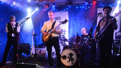 Bild: Kunz
Die "BluesKojoten" aus dem Raum Amberg-Sulzbach rocken die "Live Stage" im vollbesetzten "Parapluie".