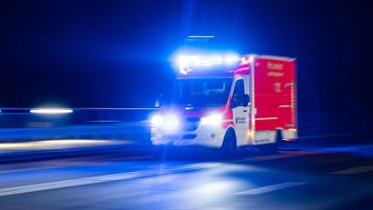 Symbolbild: Marcel Kusch/dpa
Einsatz für die Rettungskräfte in Mittelfranken: Zwei Autofahrerinnen wurden bei einem Zusammenstoß schwer verletzt, eine davon tödlich.