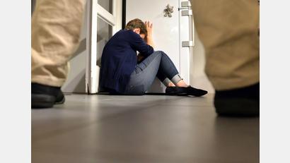 Symbolbild: dpa/Maurizio Gambarini
Die Gewalt gegen Frauen nimmt zu. Der "Orange Day" will auf die steigenden Opferzahlen aufmerksam machen.