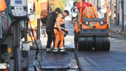 Bild: Gabi Schönberger
Die Straßenbauarbeiten in der Prinz-Ludwig-Straße gehen ihrem Ende entgegen und sollen in dieser Woche abgeschlossen werden.