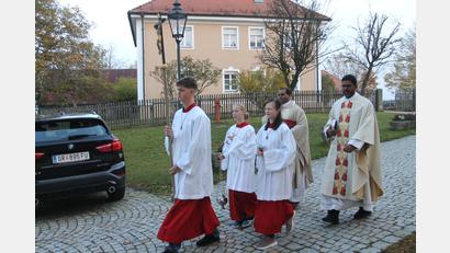 Bild: pi
Pfarrvikar Dr. John Palathinkal (rechts) zieht mit Pfarrer John Subash Vincent und den Ministranten in die Pfarrkirche ein.