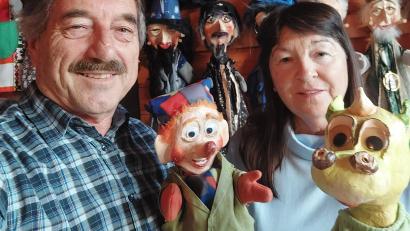 Bild: Hermann Papacek/exb
Puppenspieler Monika und Hermann Papacek mit der Hauptfigur Kasperl und dem ersten Star der Wintersaison; der kleine Drache Wendelin.