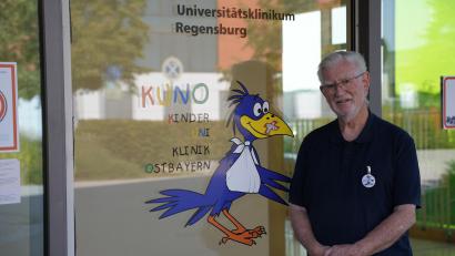 Archivbild: Sebastian Böhm
Hans Brockard vor einem Eingang der Kuno in Regensburg.