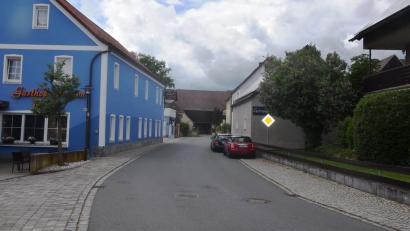 Bild: fz
Ab dem Hermann-Wirtshaus gibt es in der Ortsdurchfahrt von Etzenricht zwei enge Kurven. Beim Gasthof Riebel, hier am Bild, geht es ein Stück geradeaus und dann wieder in eine enge Linkskurve zum Dorfplatz hin. Eine Notwendigkeit für eine Begrenzung auf Tempo 30 sehen hier die Verkehrsbehörden aber nicht.