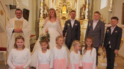 Bild: kro
Sandra und Marco Nickl wurden von ihren beiden Söhnen Nico und Luca sowie fünf Brautmädchen zum Altar begleitet. Pfarrer Konrad Amschl zelebrierte den Trauungsgottesdienst.