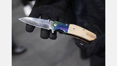 Symbolbild: Paul Zinken/dpa
In Selb richtete ein Mann ein Klappmesser gegen einen Mann, der sich über zu laute Musik beschwerte.