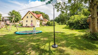 Bild: Thomas Kujat/exb
Für Kinder ist auf dem Meuerhof viel geboten. Sie können auf einem Abenteuerspielplatz herumtoben, können Ziegen streicheln, in einer speziellen Scheune spielen oder in einem Teich schwimmen.