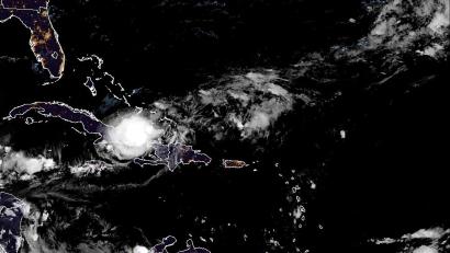 Bild: -/NOAA via AP/dpa
Hurrikan „Oscar“ traf am Sonntag auf Kuba und schwächte sich später zu einem Tropensturm ab. (Archivbild)
