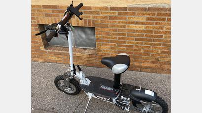 Bild: PI Schwandorf/exb
Mit diesem Kleinkraftrad war der 32-jährige Mann unterwegs