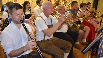 Bild: jr
Die Stadtkapelle Mitterteich unter der Leitung von Oliver Lipfert (sitzend, Zweiter von links) gab ein rund einstündiges Konzert.