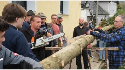 Bild: Hirsch
Letzte Handgriffe vor dem Baumaufstellen. Zahlreiche Helfer standen bereit, um den 30 Meter langen Stamm in die Senkrechte zu bringen.