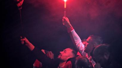 Bild: Federico Gambarini/dpa
Lukas Podolski mit einer brennenden Pyro-Fackel in der Hand.