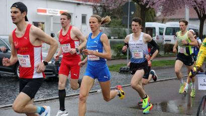 Archivbild: Kiefner
Domenika Mayer (blaues Trikot, hier beim Marathon in Wien) geht am Sonntag in Regensburg an den Start.