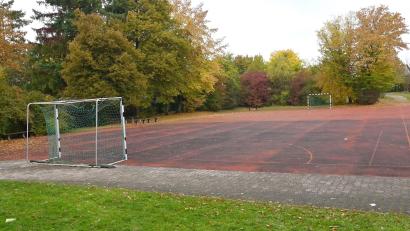 Bild: gf
Mit gut 300 000 Euro ist die Sanierung des Allwetterplatzes der Grundschule geplant, für knapp die Hälfte des Betrages liegen verbindliche Förderzusagen vor.