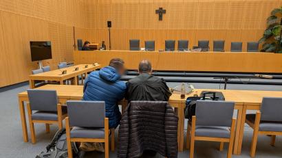 Bild: Wolfgang Würth
Der angeklagte 43-Jährige (links) mit seinem Verteidiger Urs Kobler aus Hannover.