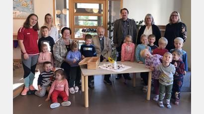 Bild: Sabine Maderer
Eine Spende über 1150 Euro überreicht Altbürgermeister Hubert Pröls für das Landkinderhaus in Trausnitz.