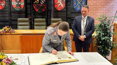 Bild: Stadt Weiden
Im Beisein vieler Ehrengäste unterzeichneten Oberbürgermeister Jens Meyer und Oberstleutnant Hekja Marlen Werner am vergangenen Samstag die Patenschaftsurkunde zwischen der Stadt und dem Panzerartilleriebataillon 375.
