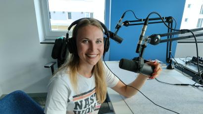 Bild: ald
"Oszkars" aktueller Song heißt "Dorfkind" – ein persönliches Werk, wie sie im Podcast erzählt.