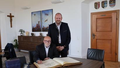Bild: Landratsamt Neustadt/WN/ Marcel Weidner
Knapp vier Jahre war Harry Grimm (links) Kreisarchivpflegers im Landkreis Neustadt. Landrat Andreas Meier dankte ihm und er durfte sich ins Goldene Buch eintragen.