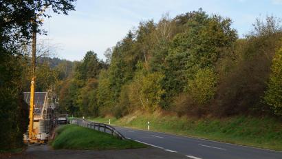 Bild: wel
Das geplante Areal für die PV-Freiflächenanlage "Kieselmühle" liegt auf einer Anhöhe rechts der Staatsstraße von Dieterskirchen nach Neunburg, kurz vor Bach. Links sieht man die frühere alte Mühle, die "Kieselmühle", die gegenwärtig saniert wird.