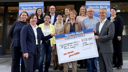 Bild: Gerd Baumann/Sparda-Bank Ostbayern eG/exb
Sabine Seberak und Michael Gruber (beide mit Scheck) von der Sparda-Bank übergeben eine 25.000-Euro-Spende an die Vertreter von fünf Vereinen aus dem Raum Amberg-Sulzbach.