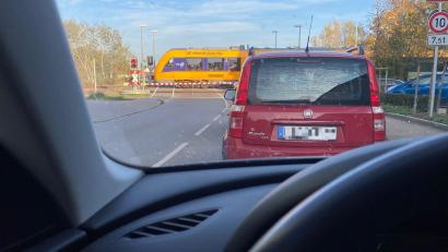 Bild: Amann
Alltag in Nabburg: warten am Bahnübergang. Die Lösung des Problems nähert sich aber jetzt der alles entscheidenden Phase.