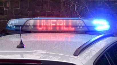 Symbolbild: Carsten Rehder/dpa/Symbolbild
Ein Scooterfahrer verursacht einen Unfall in der Schillerstraße in Weiden.
