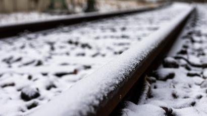 Symbolbild: Philipp von Ditfurth/dpa
Die Deutsche Bahn bereitet sich mit Hilfe eines umfassenden Maßnahmepakets auf den Winter vor.