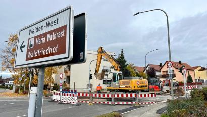 Bild: Gabi Schönberger
In der Joseph-Haas-Straße in Weiden laufen Bauarbeiten. Die Straße ist zwischen der Abzweigung zur Pressather Straße und der Kreuzung mit der Rehbühlstraße für den Verkehr gesperrt.