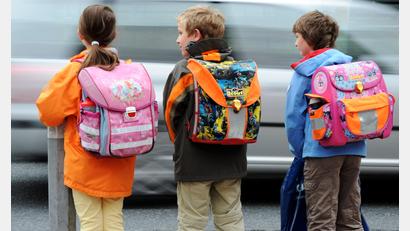 Symbolbild: Arne Dedert/dpa
Angeblich sind im Raum Burglengenfeld Kinder auf dem Schulweg oder auf dem Pausenhof von Unbekannten angesprochen und mit Süßigkeiten oder Mitfahrgelegenheiten gelockt worden. Die Polizei hat nun dazu Stellung genommen.