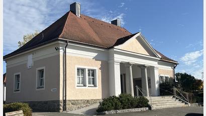Bild: sns
Die Sanierung und Erweiterung der Aussegnungshalle auf dem Neunburger Friedhof liegt mangels Geldmittel bis auf Weiteres auf Eis.