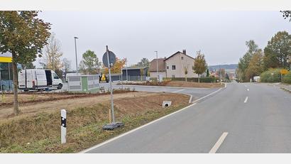 Bild: ld
Die Versetzung des Ortsschildes würde den Verkehr bei der Einfahrt zum Netto-Markt verlangsamen.