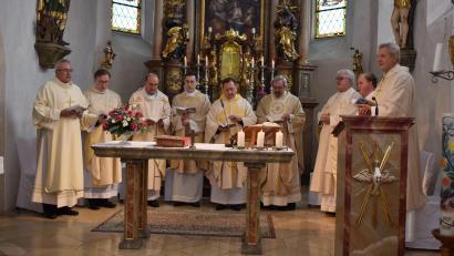 Bild: bnr
Den Festgottesdienst zum 175-jährigen Jubiläum der Katholischen Arbeiter-Bewegung in der St. Anna Kirche in Wernberg feiert Generalvikar Dr. Roland Bast (Mitte) in Konzelebration mit acht weiteren Geistlichen.