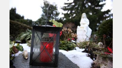 Symbolbild: Christian Charisius
Ein Grablicht brennt in einer Laterne auf dem Friedhof.