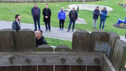 Bild: Houschka
Das aus Holz errichtete Western-Fort auf dem Knöllinger Kinderspielplatz ist ebenso sanierungsbedürftig wie eine daneben stehende Rutsche. Der Gemeinderat soll nun darüber entscheiden, ob die beiden Einrichtungen erhalten bleiben.