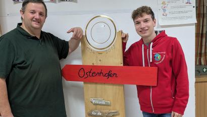 Bild: pz
Helmut Zeitler und Florian Müller (rechts) vor der Skulptur, die anlässlich des 25-jährigen Bestehens der Partnerschaft der Jugendrotkreuz-Gruppen Waldsassen und Osterhofen übergeben wurde.