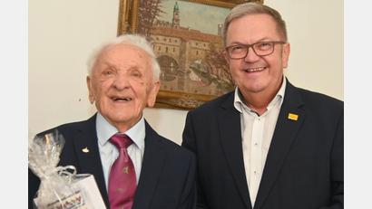 Bild: gf
Bürgermeister Martin Preuß (rechts) gratulierte Ernst Guttenberger zu seinem 95. Geburtstag mit dem Ehrenkrug der Stadt Amberg.
