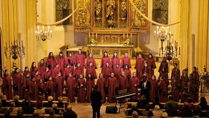 Bild: ric
Der Mädchenchor der Regensburger Domspatzen bei seinem Auftritt in der Pfarrkirche Herz Jesu in Rosenberg.