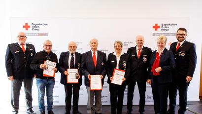 Bild: Matthias Balk/exb
Mitglieder des BRK aus dem Kreisverband Tirschenreuth wurden bei einem Festakt in Berching mit goldenen Ehrenzeichen ausgezeichnet. Von links Kreisbereitschaftsleiter Christian Stahl, Dr. Wolfgang Fortelny, Josef Chrobok, Wilfried Arnold, Iris Schade, Detlef Schade, BRK-Präsidentin Angelika Schorer und Bereitschaftsleiter Sven Lehner (Erbendorf).