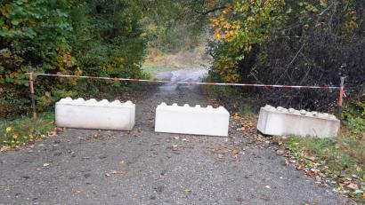 Bild: Ewald Plößner
Betonsperren wie diese und ein Schlagbaum sollen verhindern, dass das Gelände des ehemaligen Steinbruchs Ernstfeld in Kirchenthumbach befahren werden kann. Dort hatten größtenteils Unbekannte über Jahre illegal Müll entsorgt.