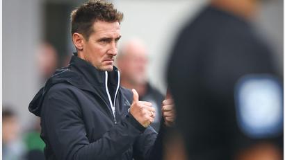 Bild: Daniel Karmann/dpa
Club-Trainer Miroslav Klose will mit seinem Team gegen Regensburg nachlegen.