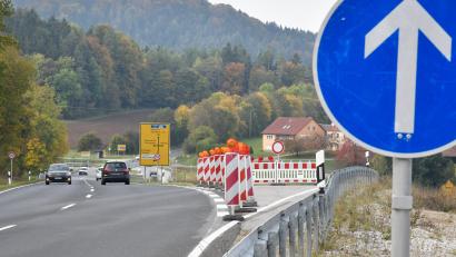 Bild: Petra Hartl
Bei der neugebauten Mönlas-Brücke ist eine Anschlussrampe noch immer nicht freigegeben.