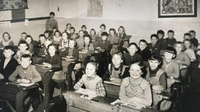Archivbild: sl
Die erste, zweite und dritte Klasse, die Unterklasse (Februar 1961) mit der damaligen Lehrerin Ingrid Merkl (links stehend) im alten Schulhaus, heute Schützenheim.