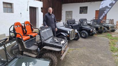Bild: bl
Diese Flotte mit Mini-Autos, die Michael Wölker hier vor dem Lager in Fensterbach präsentiert, hat weltweit ihre Fans.