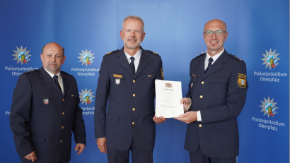 Bild: Polizeipräsidium Oberpfalz, PHMin Edith Mantel/exb
Der Chef Thomas Dietrich (rechts) geht, der Vize Manfred Plößner (links) springt vorübergehend an der Spitze der PI Auerbach ein, erklärte Polizeipräsident Thomas Schöniger (Mitte).