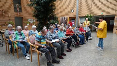 Bild: kaz
Seit ein paar Monaten gibt es im BRK-Seniorenzentrum Haus Falkenstein in Kemnath einen Chor. Die "Falkenstein Singers" um Chorleiterin Elke Engl treffen sich derzeit regelmäßig, um für das anstehende Oktoberfest zu proben.