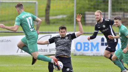 Archivbild: Hubert Ziegler
Es läuft derzeit blendend für Johannes Golla (Mitte/Szene aus einem früheren Spiel) und seine Teamkollegen der DJK Gebenbach. Am Samstag kommt Schlusslicht TSV Karlburg in den Landkreis Amberg-Sulzbach.