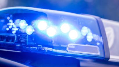 Symbolbild: Lino Mirgeler/dpa
Die Polizei berichtet von einem Unfall in der Weidener Innenstadt mit einer Fußgängerin.